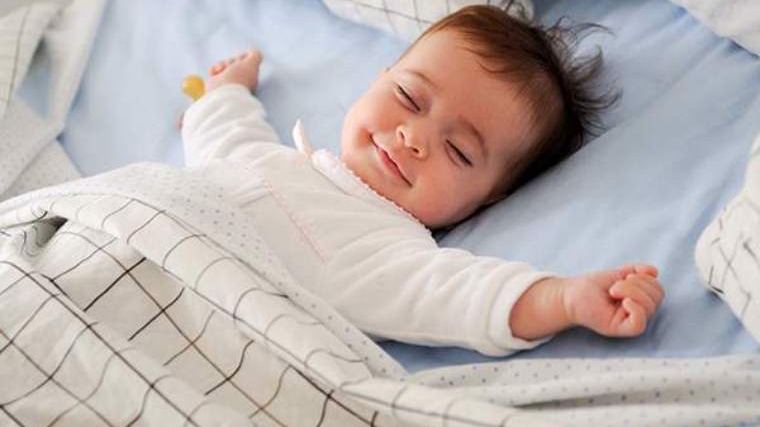dormir bebe feliz